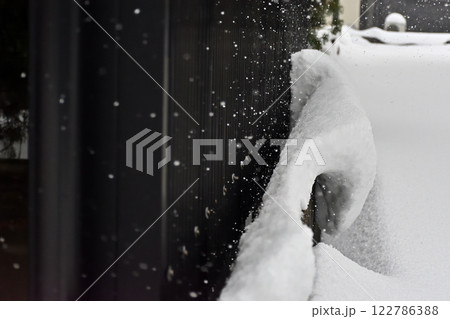 ブロック塀に積もった雪　降りしきる雪 122786388