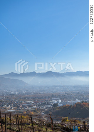 フルーツラインより甲府盆地と富士山を望む【山梨市】 122786559