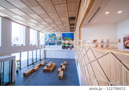 「青森県」八戸港フェリーターミナル　出入口ロビー 122786652