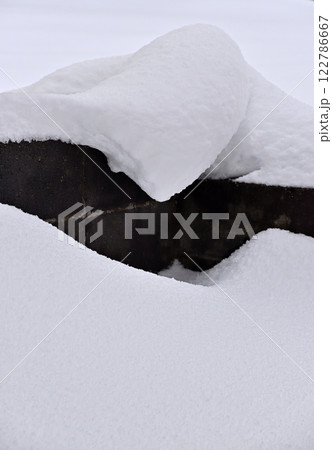 ブロック塀に積もった雪　雪庇 122786667