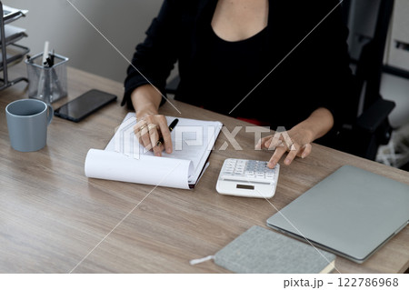 senior business woman is using a calculator 122786968