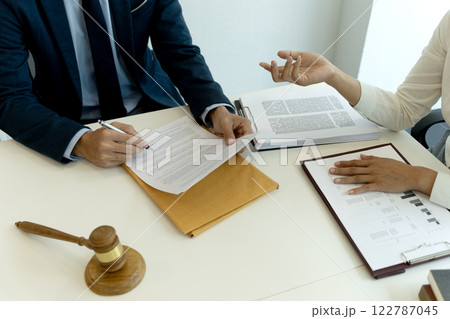 Lawyer is consulting on planning a brainstorming session 122787045