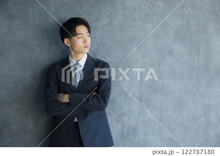 スーツを着た男性 122787180