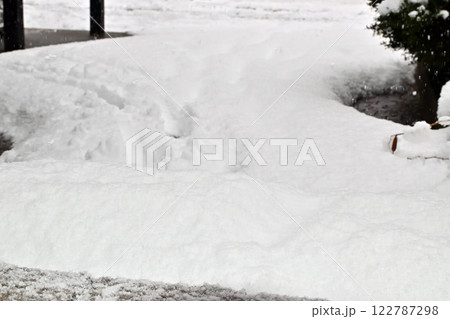 落ちた屋根雪　積もった雪　雪の上の足跡 122787298
