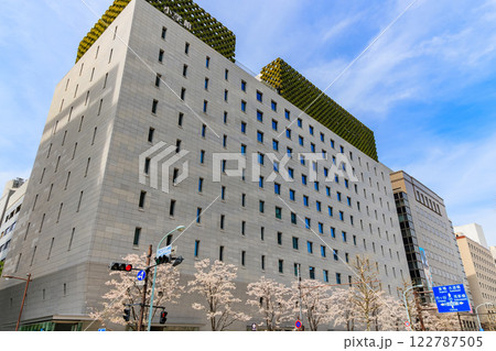 東京　千代田区 一ツ橋　小学館前の桜 122787505