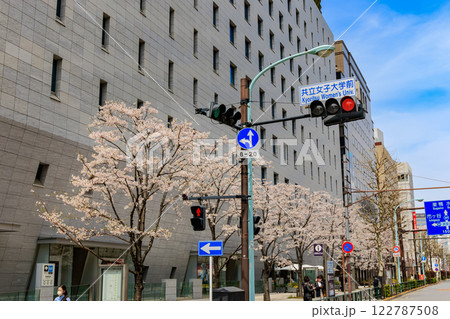 東京　千代田区 一ツ橋　小学館前の桜 122787508