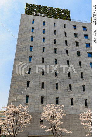 東京　千代田区 一ツ橋　小学館前の桜 122787519