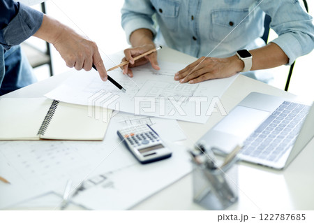 A team of architects or engineers is consulting with each other 122787685