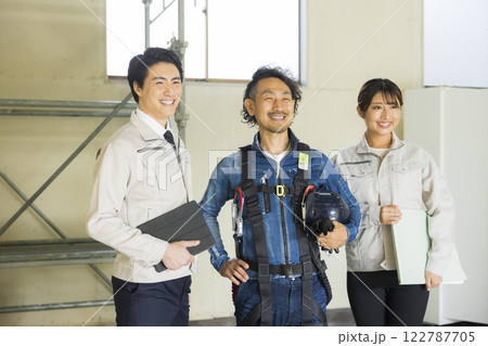 現場で働く人々 122787705