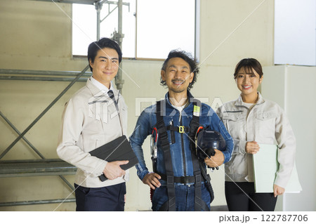 現場で働く人々 122787706