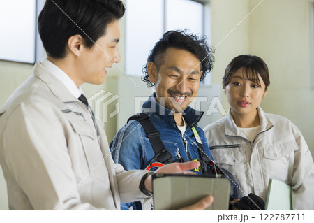 現場で働く人々 122787711