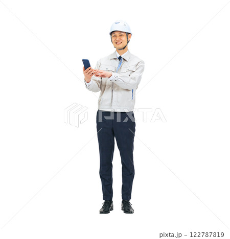 スマホを使う作業服を着たミドル男性 手作業で精密に切り抜いた背景透過全身写真PNG スマホを使う作業服を着たミドル男性 手作業で精密に切り抜いた背景透過全身写真PNG 122787819