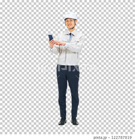 一位身穿工作服的中年男子正在使用智慧型手機。 122787819
