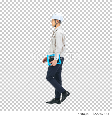 一位穿著工作服的中年男子正在行走。 一位穿著工作服的中年男子正在行走。 122787823