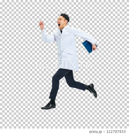 ジャンプする白衣を着たミドル男性医師・科学者・研究者　手作業で精密に切り抜いた背景透過全身写真PNG 122787833