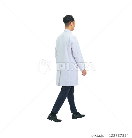 歩く白衣を着たミドル男性医師・科学者・研究者の後ろ姿　手作業で精密に切り抜いた背景透過全身写真PNG 122787834