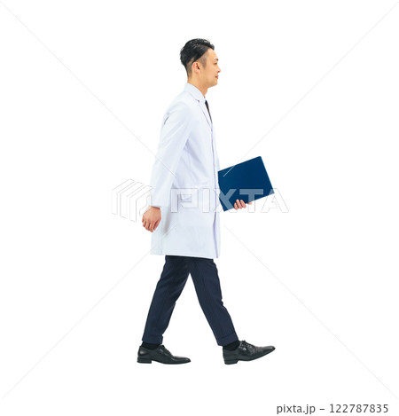 歩く白衣を着たミドル男性医師・科学者・研究者　手作業で精密に切り抜いた背景透過全身写真PNG 122787835