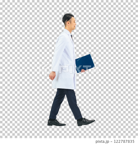 歩く白衣を着たミドル男性医師・科学者・研究者　手作業で精密に切り抜いた背景透過全身写真PNG 122787835