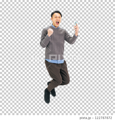 Middle-aged man jumping with a smartphone. Full-body photo PNG with transparent background precisely cut out by hand. 122787872