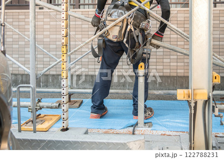 【マンション大規模修繕工事　足場を作る作業員】 122788231