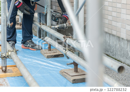 【マンション大規模修繕工事　足場を作る作業員】 122788232