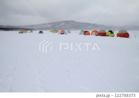 吹雪の阿寒湖　氷上ワカサギ釣りの風景 122788373