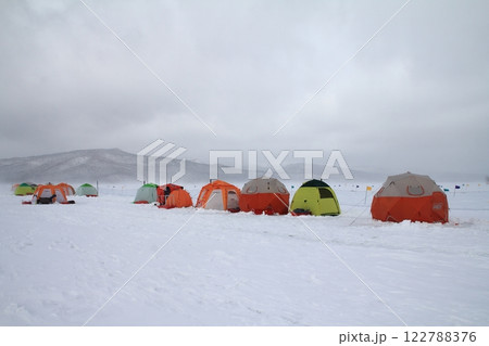 吹雪の阿寒湖 氷上ワカサギ釣りの風景 吹雪の阿寒湖 氷上ワカサギ釣りの風景 122788376