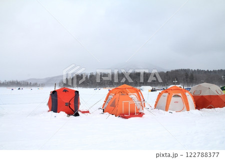 吹雪の阿寒湖 氷上ワカサギ釣りの風景 バックに薄っすら雄阿寒岳 吹雪の阿寒湖 氷上ワカサギ釣りの風景 バックに薄っすら雄阿寒岳 122788377