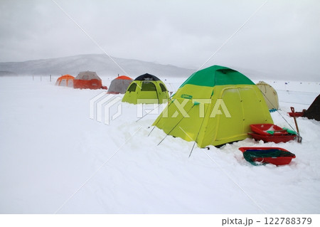 吹雪の阿寒湖　氷上ワカサギ釣りの風景  122788379