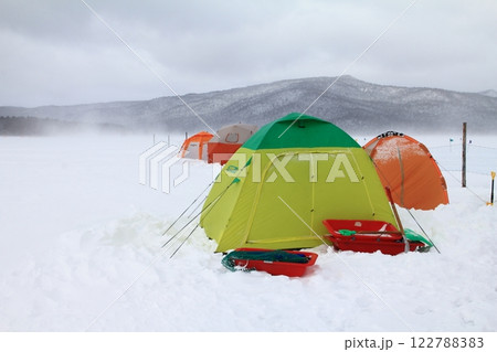 吹雪の阿寒湖　氷上ワカサギ釣りの風景  122788383