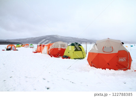 吹雪の阿寒湖　氷上ワカサギ釣りの風景  122788385