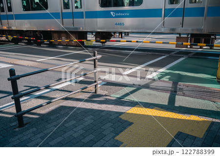 小田急線 踏切を通過する電車 小田急線 踏切を通過する電車 122788399