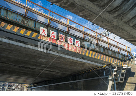 鉄道の高架下 制限高の標識 鉄道の高架下 制限高の標識 122788400