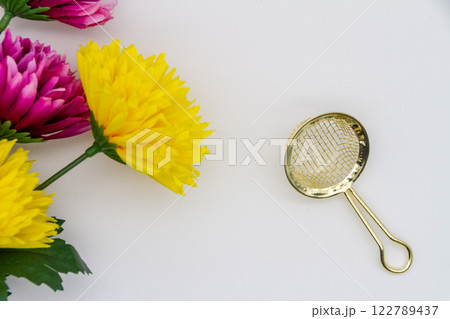 お線香の燃えカス取りと菊 122789437