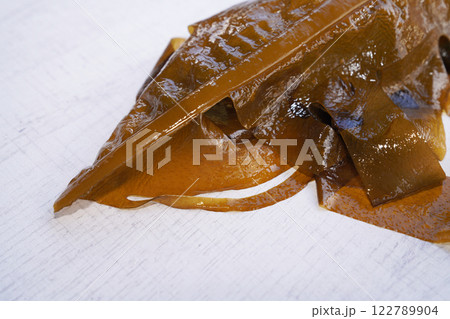 Fresh seaweed wakame on wood background. Japanese food. 122789904