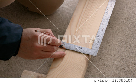 ツーバイフォー木材の墨付け作業 122790104
