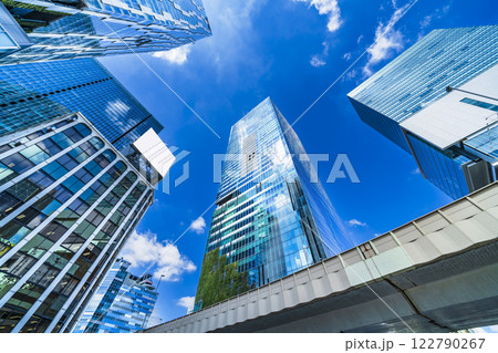 東京の都市風景　渋谷駅南口の超高層ビル群を見上げる【東京都・渋谷区】 122790267