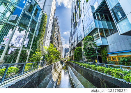 東京の都市風景　渋谷川沿いの高層ビル群を見上げる【東京都・渋谷区】 122790274