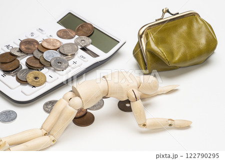 財布とお金と電卓で落ち込むデッサン人形 122790295