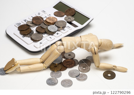 お金と電卓で落ち込むデッサン人形 122790296