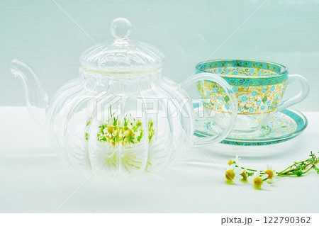 白背景にガラスポットに準備されたフレッシュカモミールティ 122790362
