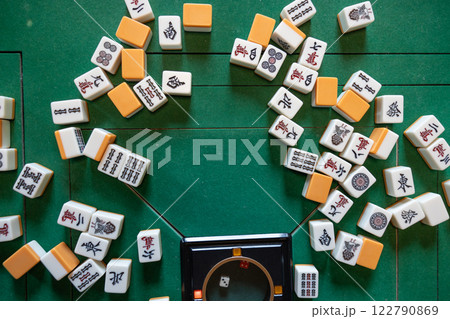 電動麻雀卓の上の麻雀牌（俯瞰） 122790869
