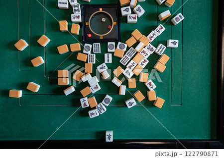 電動麻雀卓の上の麻雀牌（俯瞰） 122790871