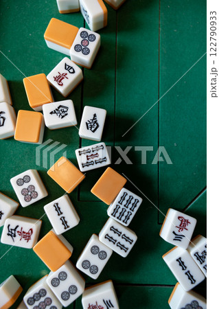 電動麻雀卓の上の麻雀牌（俯瞰） 122790933