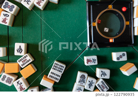 電動麻雀卓の上の麻雀牌（俯瞰） 122790935