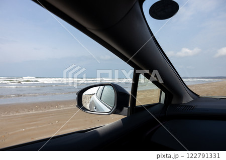石川県千里浜なぎさドライブウエイを走行する車からの眺め 122791331