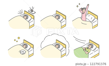 睡眠：ベッドで安眠するシニア女性　セット、バリエーション 122791376