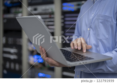 サーバーエンジニア イメージ ノートパソコンで作業をする若い男性の手元 サーバーエンジニア イメージ ノートパソコンで作業をする若い男性の手元 122791939