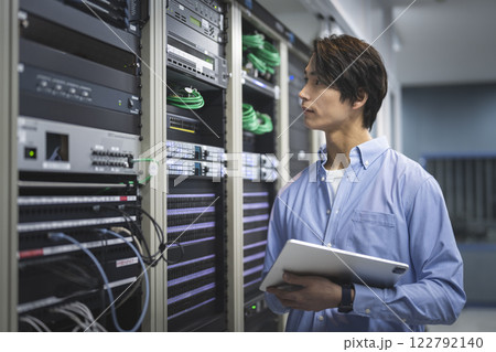 サーバールームで作業をするエンジニア サーバールームで作業をするエンジニア 122792140