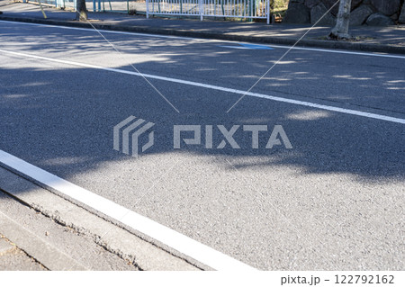 コンクリート 路面 地面 白線 黒い シンプル イメージ 122792162